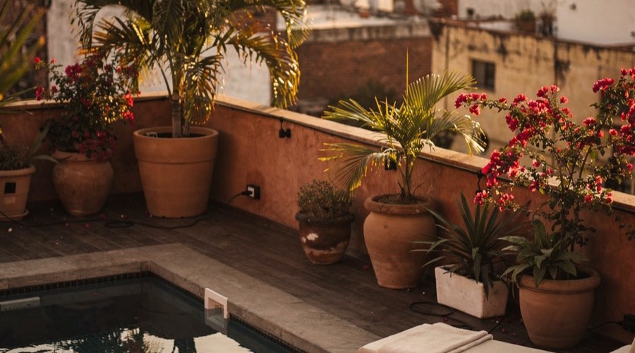 Recámara con terraza y vista al atardecer